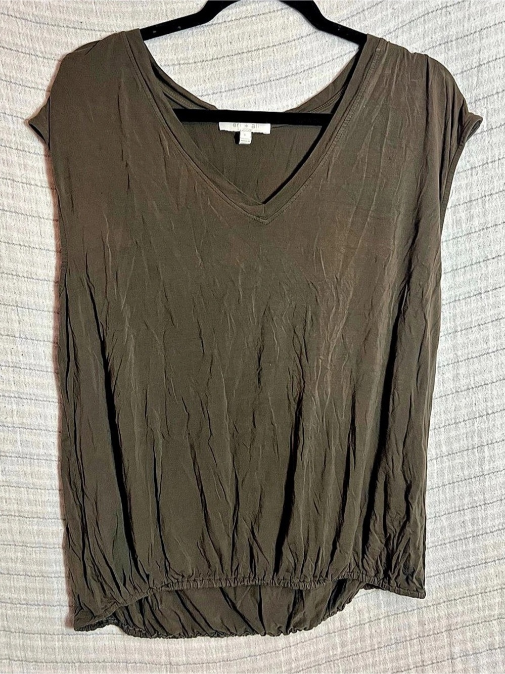 Eri & Ali V-Neck Dark Olive Top Green Large